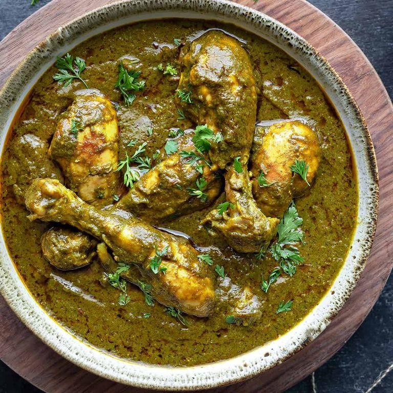 Saag Chicken with Tender Pieces