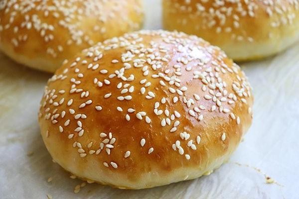 Sesame Seed-Topped Hamburger Buns