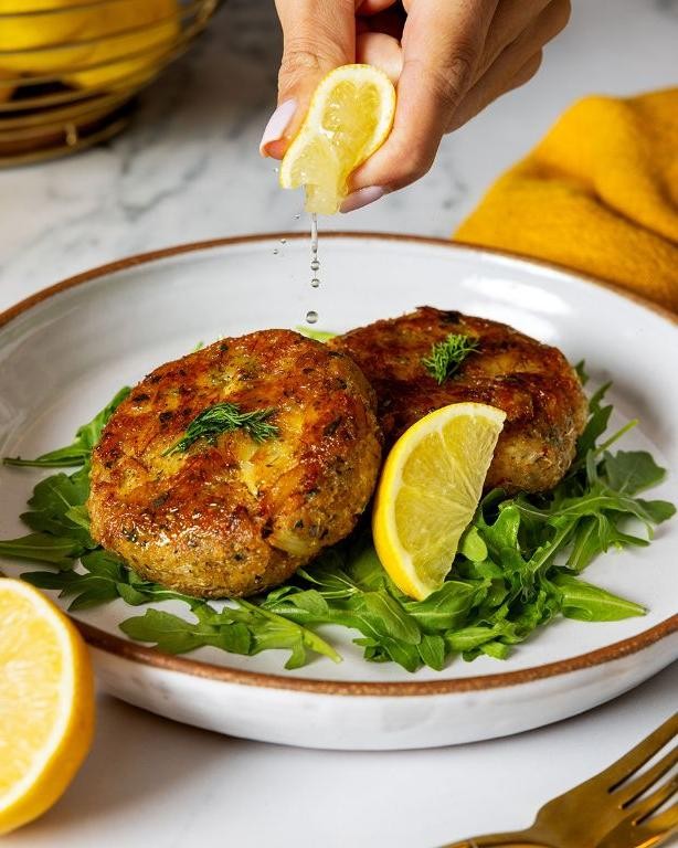 Snow Crab Cakes with Lemon Aioli