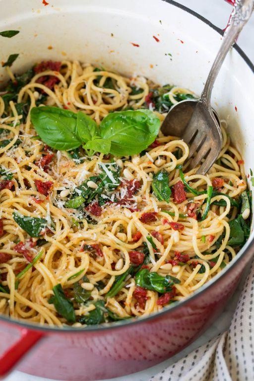 Sun-Dried Tomato and Spinach Green Spaghetti