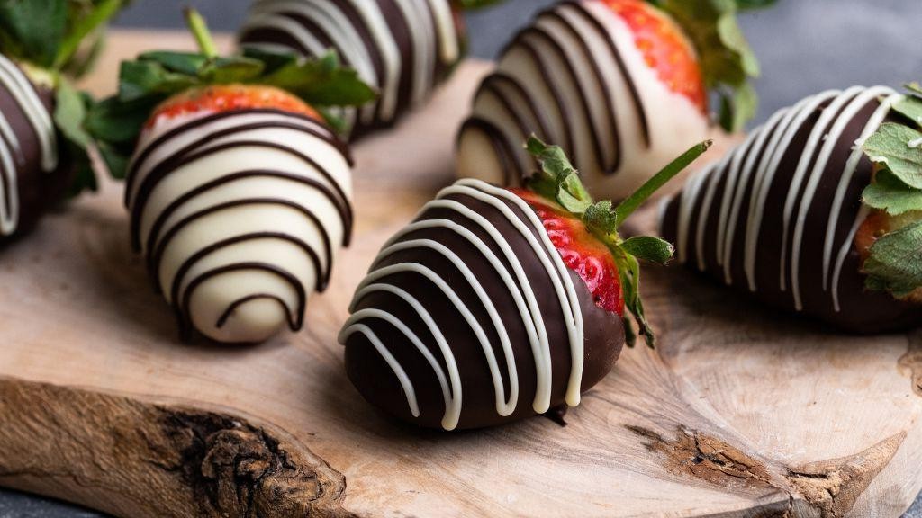 White Chocolate Strawberries with Drizzled Dark Chocolate