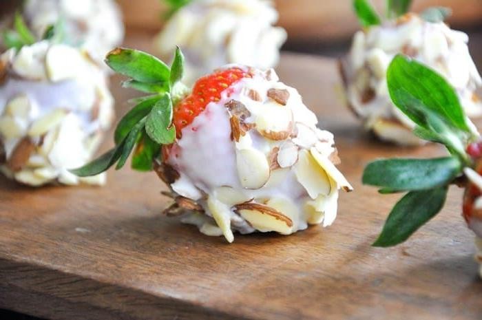 White Chocolate Strawberries with Toasted Almonds
